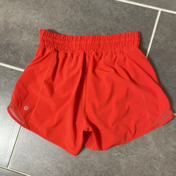 Lululemon Hotty Hot High-Rise Lined Short 4" size 6 - Picture 2 of 8